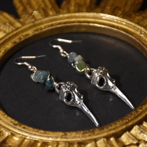 Örhängen fågelskalle  - Örhängen med silvriga fågelskallar och mossagat. Krokarna är nickelfria. 