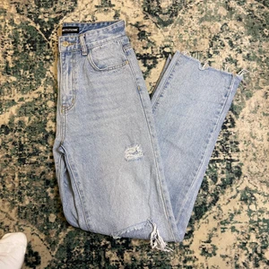 Jätte fina Pretty Little Thing Jeans - Säljer mina absolut favorit jeans eftersom de är för små för mig, De sitter jätte bra och är riktigt sköna på. De har rivits liiite vid bältes delen när man dragit upp dem men är inte märkbart på. De passar XS-S beroende på hur man vill att de ska sitta🤍