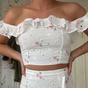 Supergulligt sommar set! Kan även köpas separat - Oanvänt! Kjolen kan köpas för 200 och toppen 150, annars buda i kommenterna. 