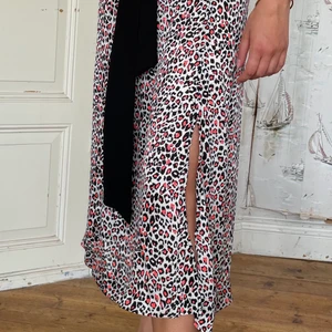 Cool mellanlång kjol men slits - Supercool kjol, i flowy modell 