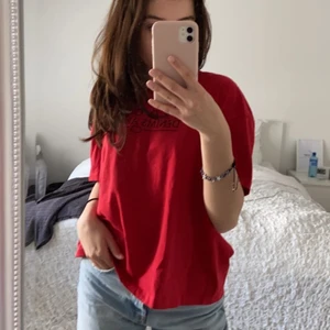 T shirt - Säljer denna coola röda t-shirt från crooker som aldrig är använd!💕 storleken är xxs men passar bra på mig som är S-M