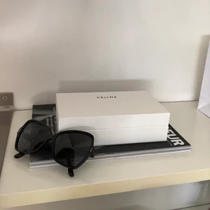 Celine solglasögon - Säljer mina super snygga och eleganta Celine glasögon då jag ej använder de. I princip helt nya använda ca 2 gånger. Köpta på NK för 2300 för ca två år sedan. Originella lådan med fodral och duk ingår. Skriv om du vill ha fler bilder❤️