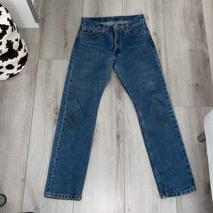 säljer ett par lowwaisted levis jeans (505 02 w30 l32)