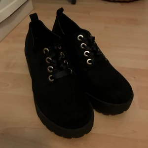 Svarta skor i storlek 38 - Svarta oanvända skor i storlek 38. Fint skick. Lite klack på dem.