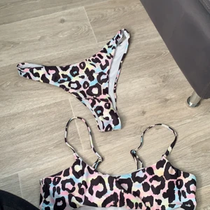 Bikini - Helt oanvända! Dom är i storlek l men passar m! skriv om jag ska skicka mer bilder 