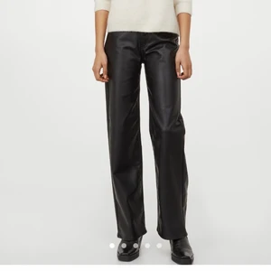 Skinnbyxor från hm - Svarta fakeskinnbyxor från Hm. Säljer på grund av för små i storlek, och är lite korta på mig som är 173. Använda fåtal gånger som nya. Storlek 38 pris 250kr frakt ingår inte i priset 