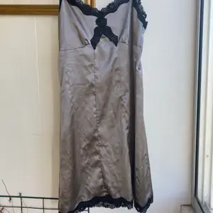 Jättefin klänning/nattlinne med spetsdetaljer köpt här på plick, kommer tyvärr inte till användning. Storlek 36❤️ 70kr +frakt