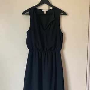 Klänning  - En fin sommarklänning i svart. Väldigt mjukt och skönt material. Resor i midjan. Inte använt så mycket då det inte är min stil längre. Storlek 34 köpt på H&M. Man får stå för frakten själv.