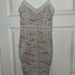 Vit klänning i spets från PrettyLittleThing i strl S. Använd i några timmar så fint skick. Köpare står för frakt. 