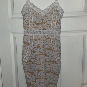 Spetsklänning stl S - Vit klänning i spets från PrettyLittleThing i strl S. Använd i några timmar så fint skick. Köpare står för frakt. 