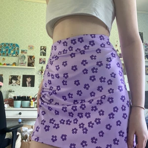 En jätte fin lila kjol med blommor på! Storlek s:) - Köpt i från shien men kom aldirg till användning, den har en dragkedja i back och materialet är relativt stretchigt. Och skönt såklart:) (kolla in resten av våra saker:) 