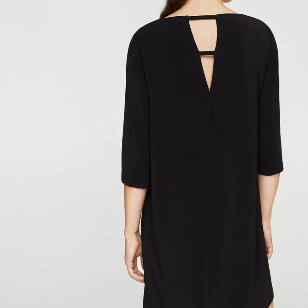 Simple short Black dress from Mango. Classic looks great for every occasion 🥰 Cutout on the back. 3/4 sleeves. Used 1-2 times. Total length 88 cm.. Klänningar.