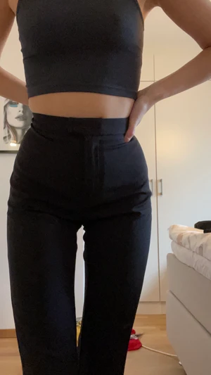 Kostymbyxor med slits - Kostymbyxor med slits, använda en gång, nyskick! 100kr + frakt 🥰 de är stora på mig så skulle säga de är mellan 34-36 !