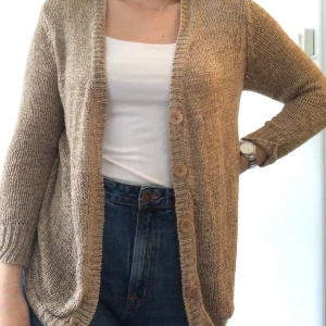 Lace vest  - Vest with lace details in the back