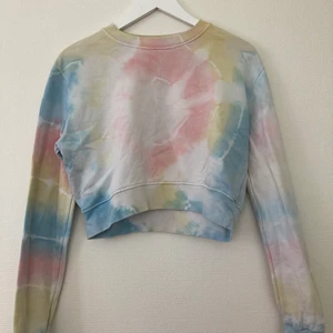Tie die tröja från Gina tricot  - En tie die tröja från Gina tricot. Den är cropad i modellen och lite urtvättad