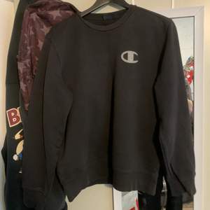 Säljer en jätte fin champion sweatshirt. Den är svart med grå patch. Tröjan har inga hål eller defekter. :D