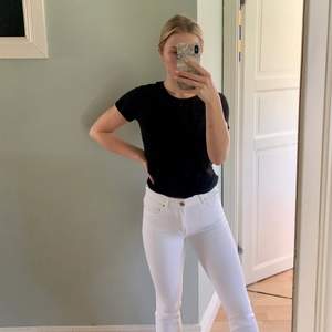 Vita bootcut jeans från Gina tricot. Jättesköna och stretchiga. Är i bra skick och lagom i längden på mig som är 168cm. Frakt tillkommer ✨