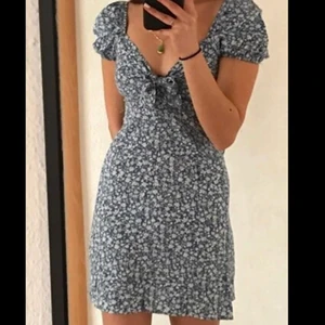 Söt klänning - Jättesöt blå klänning, perfekt till sommaren. Aldrig använd och i jätteskönt material. Storlek xs💙 köp direkt för 150kr +frakt