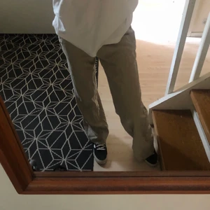 Linnebyxor  - Beigea Linnebyxor från vero moda, ganska lågmidjade, jag är 174