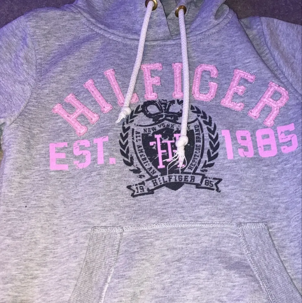 Hejsan!💕 jag säljer en Hilficer hoodie, den är väldigt bekväm och fin. Kontakta mig om du är intresserad!💖. Hoodies.
