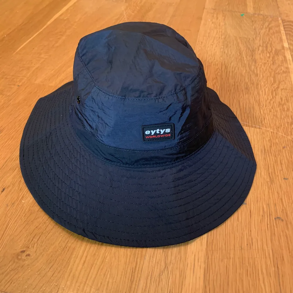 💥Eytys snygga Ballzy Bucket Hat - helt ny med tags!!💥 nypris 900 kr, Storlek XS-S (56-57 cm omkrets) Mörkblå, men nästan svart. GRATIS FRAKT!!  . Accessoarer.