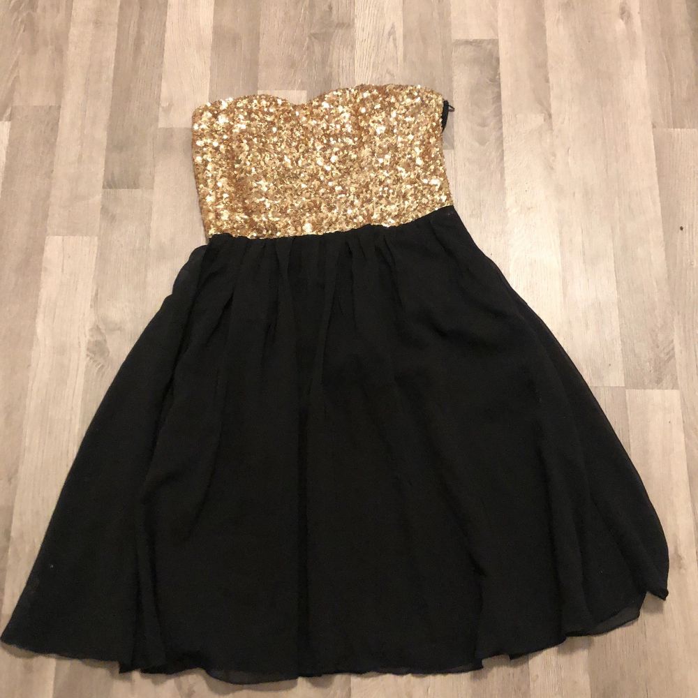 Jättesöt svart klänning med guldiga paljetter ✨ | Plick