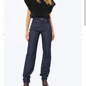 Säljer dessa skitsnygga jeans från chiquelle!!!!!. Jag är 172cm lång och har 36. Slutsålda på hemsidan och varit det länge. Det är dessa byxor Alice Stenlöv visar upp i hennes chiquelle haul. Frakt tillkommer. Hör av dig vid eventuella funderingar😊
