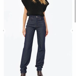 Jeans - Säljer dessa skitsnygga jeans från chiquelle!!!!!. Jag är 172cm lång och har 36. Slutsålda på hemsidan och varit det länge. Det är dessa byxor Alice Stenlöv visar upp i hennes chiquelle haul. Frakt tillkommer. Hör av dig vid eventuella funderingar😊