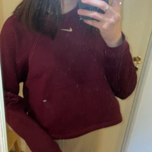 Nike träningströja - Nike träningströja i storlek xs.                                                 Oanvänd då det inte är min stil.                                               Köparen står för frakten 