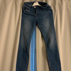 HM jeans - Ljusblåa tajta jeans 