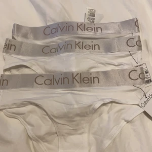 Ck trosor - säljer dessa tre Calvin Klein trosor då det aldrig blivit använda och var för små för mig. (Provade ett par svarta lika dana jag provade) Prislapp finns kvar. Köp ett par för 29kr + frakt eller alla tre för 79kr +frakt SNABB AFFÄR SÅ KAN DE SÄLJAS FÖR 100 KR ALLA TRE!! ELLER Kom med eget bud på detta!
