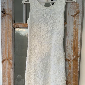 Fodralklänning med öppen rygg - Fin fodralklänning från H&M med öppen rygg. Vackert broderat blommönster. Storlek 38, sitter rätt tajt så kan passa 36 med. Finfin till skolavslutning/student? ✨