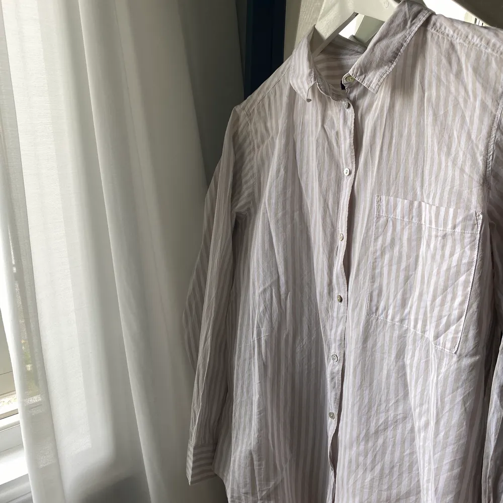 Randig tunn skjorta i vit & beige. Ska egentligen vara lite oversized men är för liten för mig!🤎 Frakt tillkommer📦. Skjortor.
