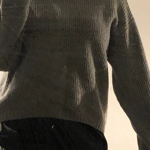  Stickad Tröja  - Jag säljer min gråa stickade tröja nu då jag aldrig använder den, tröjan är i storlek s men är väldigt stor. Köpte den för 300 på hm 