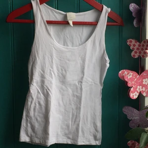 Vitt linne - Vitt linne från HM i stretchig bomull. Säljer då det inte kommer till användning. Använt endast ett fåtal gånger. 