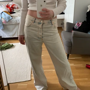 Lågmidjde jeans - Fina lågmidjade jeans! I fint skick, samfraktar gärna 💞 hör av er vid frågor!