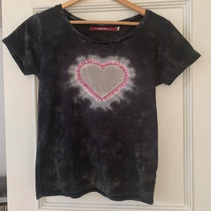 Tie dye tshirt - Jötte söt och trendig T-shirt från indiska!! Värkligen super söt och i bra skick men har helt enkelt inte kommit till användning🥰