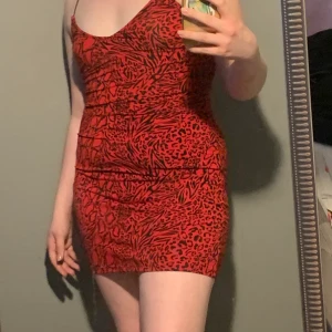 Snygg klänning från h&m - Riktigt snygg röd klänning från h&m som sitter super snyggt! Helt felfri, säljer pga utrensning.
