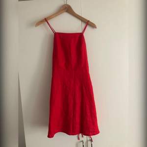 Superfin klänning från NA-KD i nyskick! Rött linnetyg med knytning bak, säljes pga tyvärr för stor för mig:( strl 36, går att anpassa lite tack vare knytbanden 
