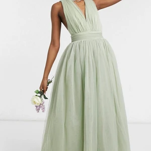 ASOS Maxi dress, storlek 36 - Säljer denna fina balklänning i tyllmaterial från ASOS🤩, aldrig använd och sälj på grund av att jag glömde att returnera. Jag är 172cm lång och klänningen är perfekt i längden för mig🥰