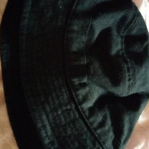 Fiskhatt - En svart fiskhatt från Gina Tricot. Originalpris: 150