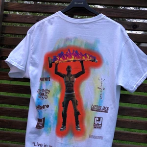 Travis Scott x Fortnite - Cactus Jack x Fortnite T-Shirt i bra stick 