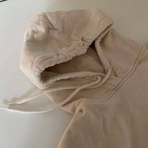 en beige hoodie som är oversized i modellen, strl XS men sitter som en L, köpare står för frakt