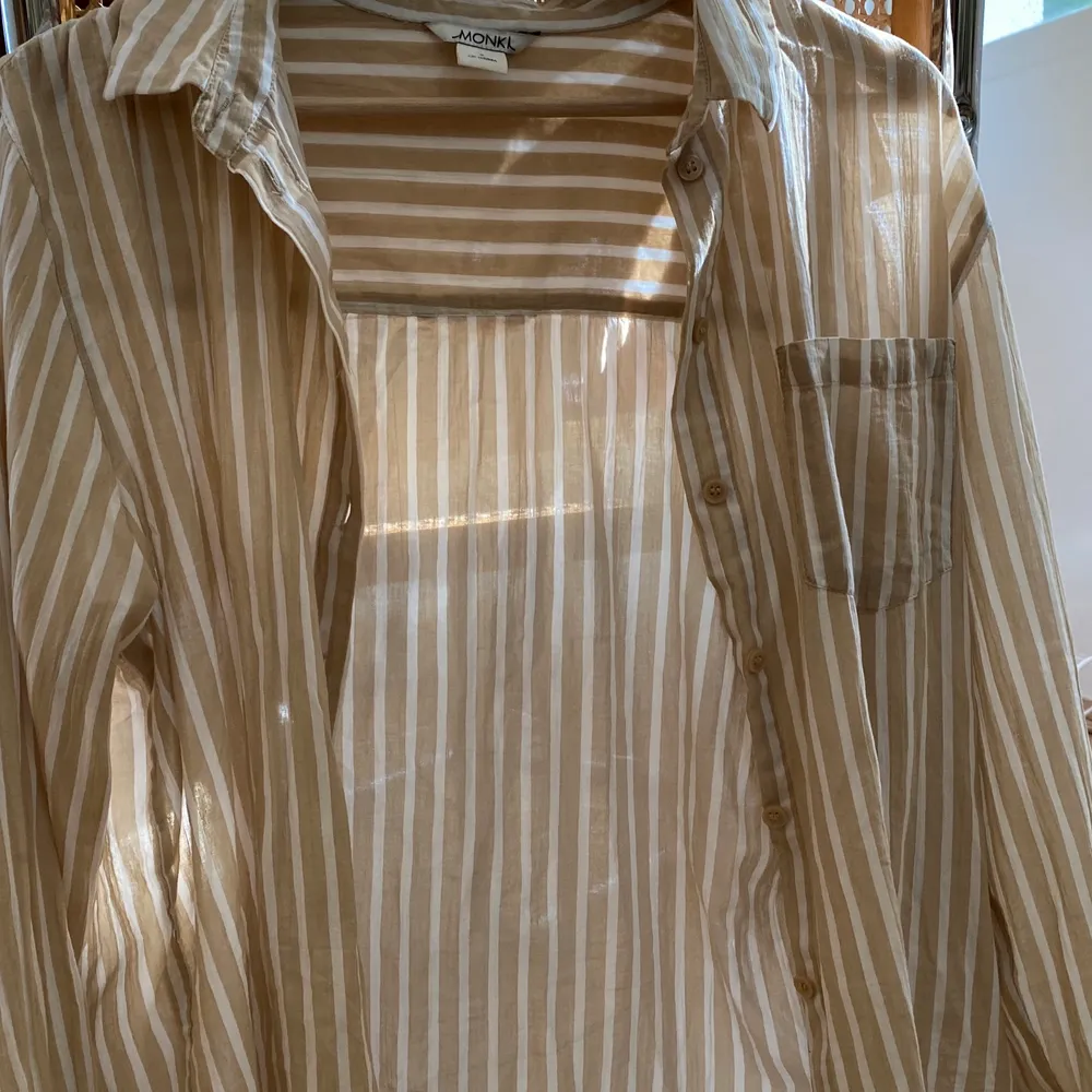 Säljer denna jättesköna skjorta från monki, perfekt att slänga över en tröja eller till stranden!. Skjortor.