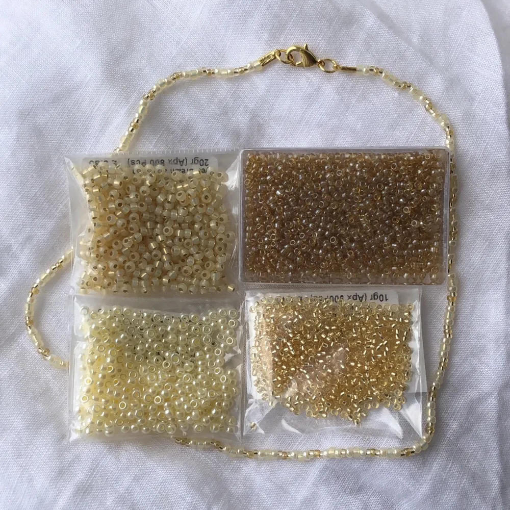 Handgjort halsband i guld bestĂ„ende av fyra olika miyuki pĂ€rlor. Miyuki Ă€r japanska kvalitetspĂ€rlor. Förslutning bak i guldfĂ€rg. AnvĂ€nt mig av miyukis nylontrĂ„d (ingen stretch). Liknar det mest populĂ€ra halsbandet jag sĂ„lt fast i guld istĂ€llet för i silver. BegrĂ€nsat antal. Högre pris dĂ„ det tar lĂ„ng tid att göra. Skynda fynda đđ . Asusteet.