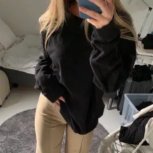 Enkel svart sweatshirt 