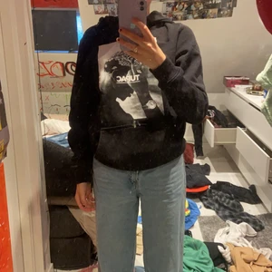 Tupac hoddie storlek S - Svart hoddie mwn Tupac tryck 