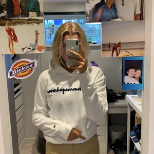 Champion hoodie  - Säljer min vita champion hoodie då den inte kommer till användning längre. Använd ett fåtal gånger! Storlek M men skulle säga att de passar xs-m