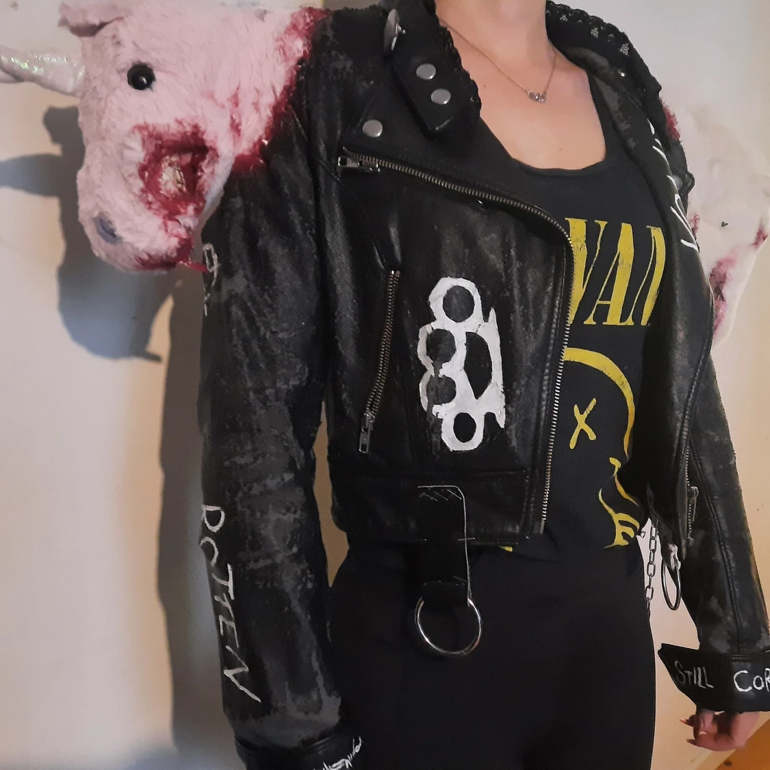 Fejk läderjacka med design