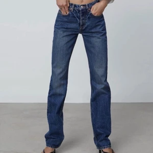 Zara midrise jeans - Säljer ett par Zara Midrise Jeans i st.36! Köpta här på plick! Dock var de för stora så säljer vidare💕(lånade bilder) Änvända några gånger av äldre ägare, men i väldigt fint skick! Buda från 400kr!☺️💕 (köpare står för frakt)